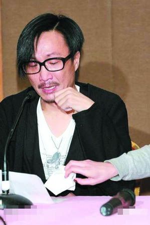 虽然在离婚中,不过两人并未反目成仇。郑中基落泪时,阿Sa递纸巾