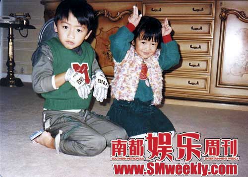 谢婷婷分享私藏童年照。霆锋和婷婷小时候都精灵可爱,遗传了父母的身材样貌,而如今的第三代Lucas也非常像?