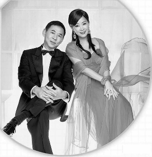 何念慈(右)与夫婿田力行中年觅得幸福,婚纱照甜蜜。