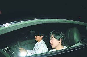 俞琤出动名贵跑车接何超琼外出就餐