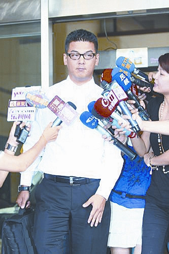 贾静雯孙志浩夺女官司昨开庭