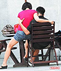 夏文汐坐小男友大腿,任其上下其手