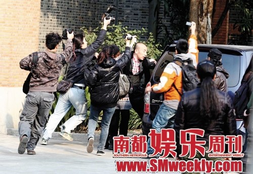 露面引发记者的争相拍摄,让大S很生气。