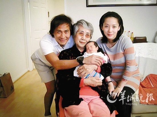 齐秦未买婚戒,手上戴的还是雅雅(右)送的定情戒,雅雅左手露出“秦”字的刺青