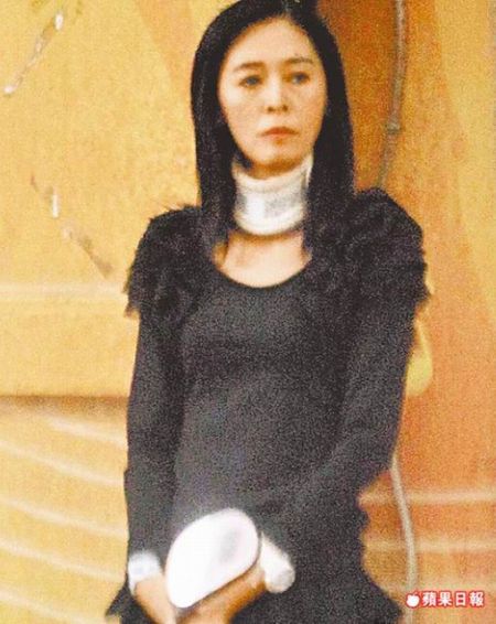齐秦前女友方美芳戴着护颈圈,身形纤瘦。