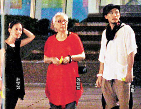 张震(右起)、张母与张震女友庄雯如七月被拍到一起看演唱会