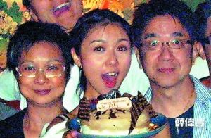 薛凯琪入行第一个生日,唱片公司替她举行生日派对,当时父母均有出席。