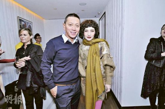 杨其龙与何超仪合照