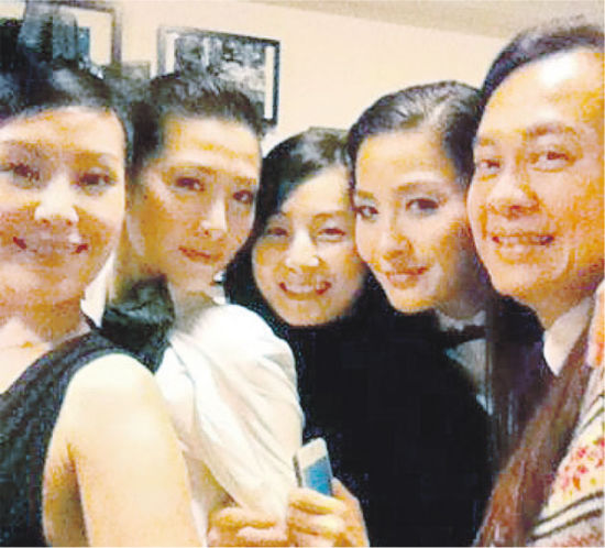 周丽淇与周汶锜、蔡一智与太太悉心打扮出席伍咏薇生日会。