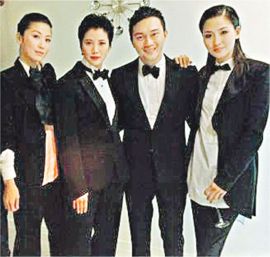 周丽淇、周汶锜两姐妹与袁咏仪作中性打扮，与张智霖变“兄弟”，自封“四大癫龙”。