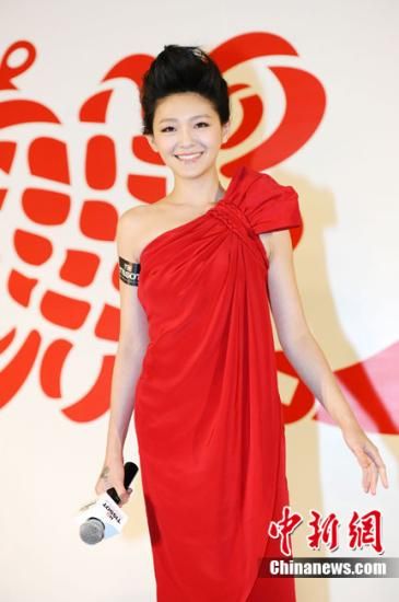 大S红裙 中新社记者 李学仕 摄