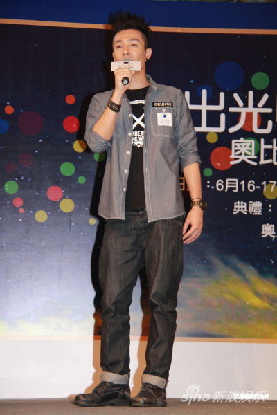 余文乐获好友周柏豪力撑
