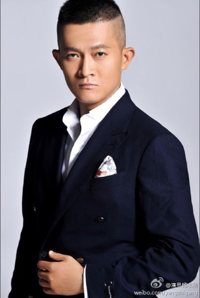 微博秀:杨志刚秀10余年前长发文艺照