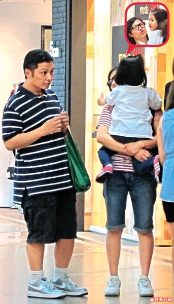 邓一君与妻女外出就餐