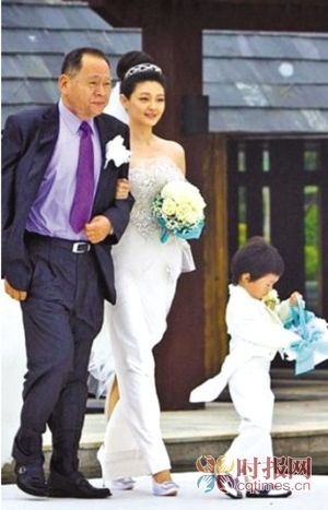 在大S的婚礼上,徐爸爸挽着女儿走过红毯