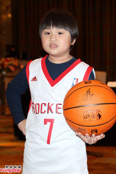 小小彬不退休继续拍戏 贴心照顾弟弟萌萌彬