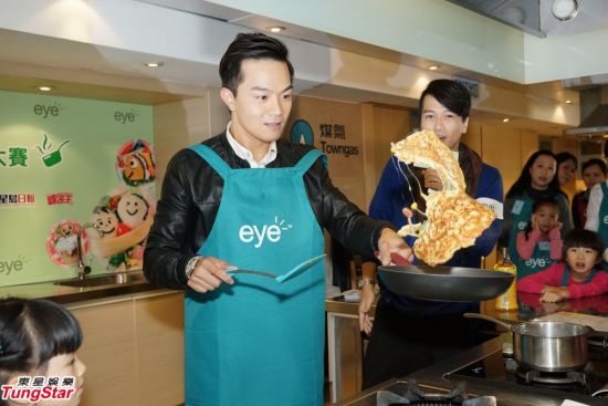 胡诺言携女儿烹饪献技 姚嘉妮亲子互动(图)
