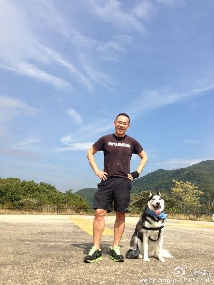 林保怡带爱犬一起爬山