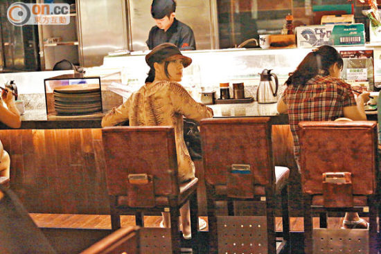 江欣燕独吃寿司疗情伤(图)