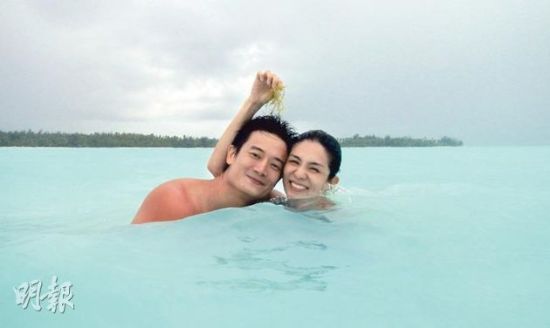 杨采妮宣布婚讯,他们还没拍结婚照,经理人昨天(10月29日)发放杨采妮跟邱韶智的鸳鸯戏水照片,十分甜蜜。