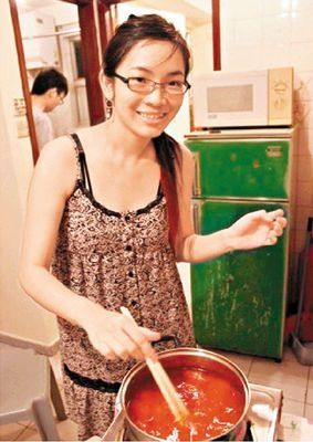 图:同事与街坊均赞死者生前为人有礼貌,对其离奇逝世均感惋惜。来源:香港《文汇报》