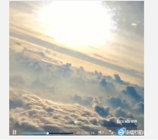 望着窗外的天空邓紫棋有感而发写下:“你也变了 我也变了。”