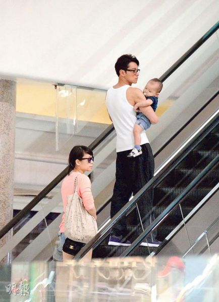 黄浩然抱着小儿子陪太太莫家嘉一起逛商场