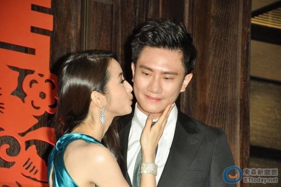 林依晨露美背现身婚宴 与未婚夫甜蜜亲亲