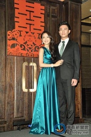 林依晨露美背现身婚宴 与未婚夫甜蜜亲亲