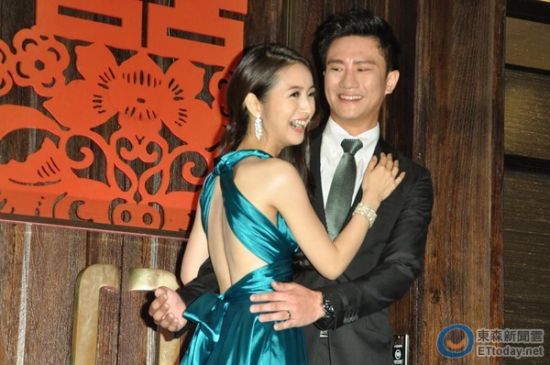 林依晨露美背现身婚宴 与未婚夫甜蜜亲亲