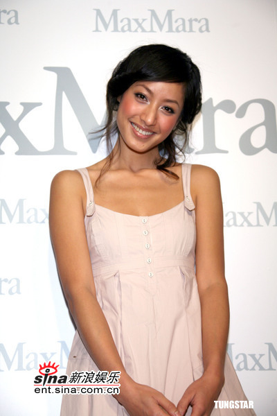 组图:台湾第一美女萧蔷走秀 性感低胸诱惑无限