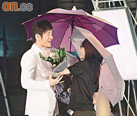 梁咏琪遭风雨惨变落汤鸡 高跟鞋被灌满水【图】