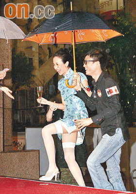 梁咏琪遭风雨惨变落汤鸡 高跟鞋被灌满水【图】