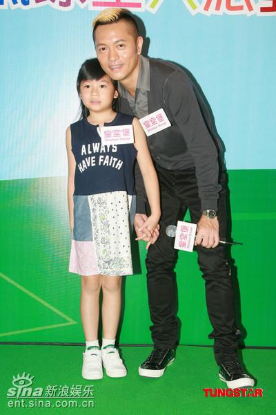 组图:苏志威参加父亲节派对 女儿亲手做卡片