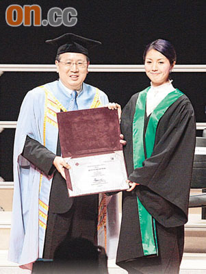 杨千嬅获香港理工大学颁发名誉学人证书【图】