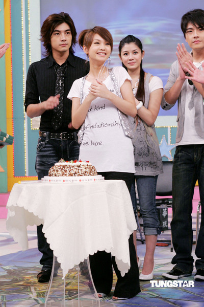 组图:杨丞琳过农历年生日 艺人好友齐为她庆生