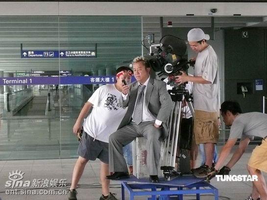 曾志伟闹市穿梭奔跑 拍广告敬业不惧累【图】