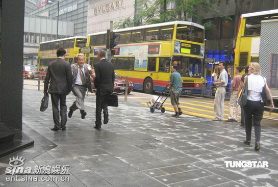 曾志伟闹市穿梭奔跑 拍广告敬业不惧累【图】