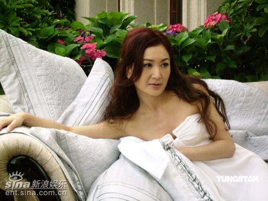 温碧霞床上拍广告玩妩媚 裹浴衣微露乳沟【图】