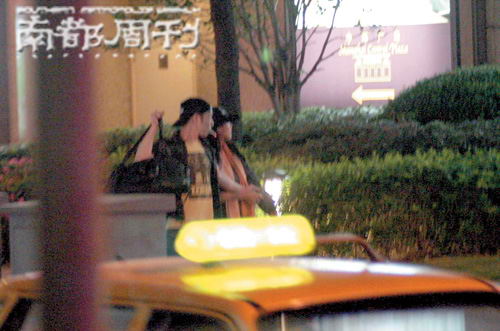 黄贯中飞赴上海陪朱茵心情大好施金乞丐【图】