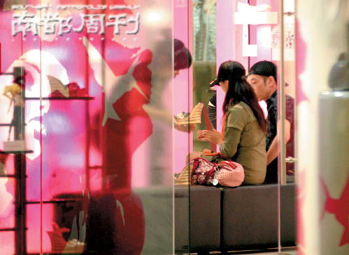 黄贯中飞赴上海陪朱茵心情大好施金乞丐【图】