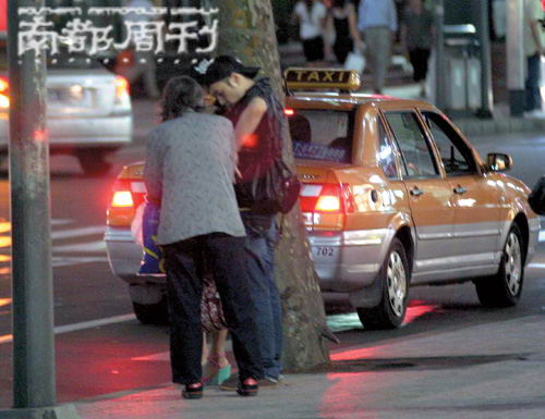 黄贯中飞赴上海陪朱茵心情大好施金乞丐【图】