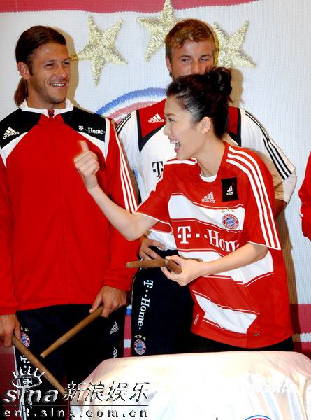 组图:周丽淇与拜仁慕尼黑球星为运动品牌揭幕