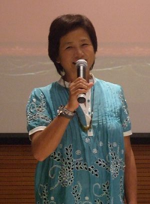 影星郑佩佩现身酒会首度透露签约事宜(组图)