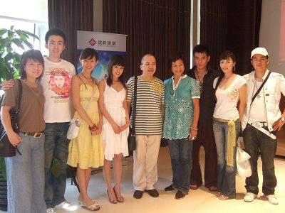 影星郑佩佩现身酒会首度透露签约事宜(组图)
