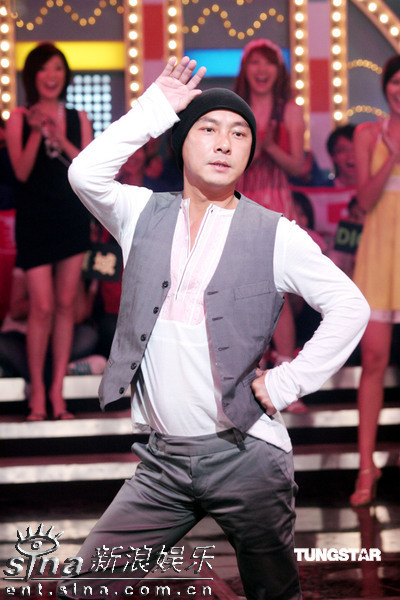 组图:张卫健猛盯林又立胸部 两人并肩像母子