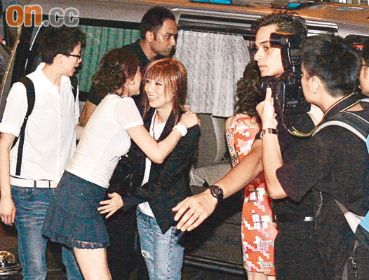 郑秀文新发型亮相 保安护送泡吧心情好【图】