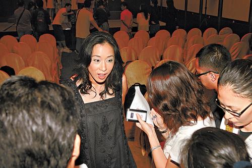 朱玲玲避谈郭晶晶走光 准港姐被揭偷书【图】