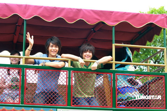组图:飞轮海汪东城、炎亚纶香港迪士尼疯狂游