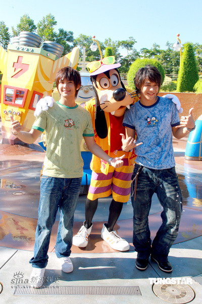 组图:飞轮海汪东城、炎亚纶香港迪士尼疯狂游